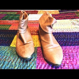 🌼Soft Vegan Leather Bootie w/ Gold Toe🌼